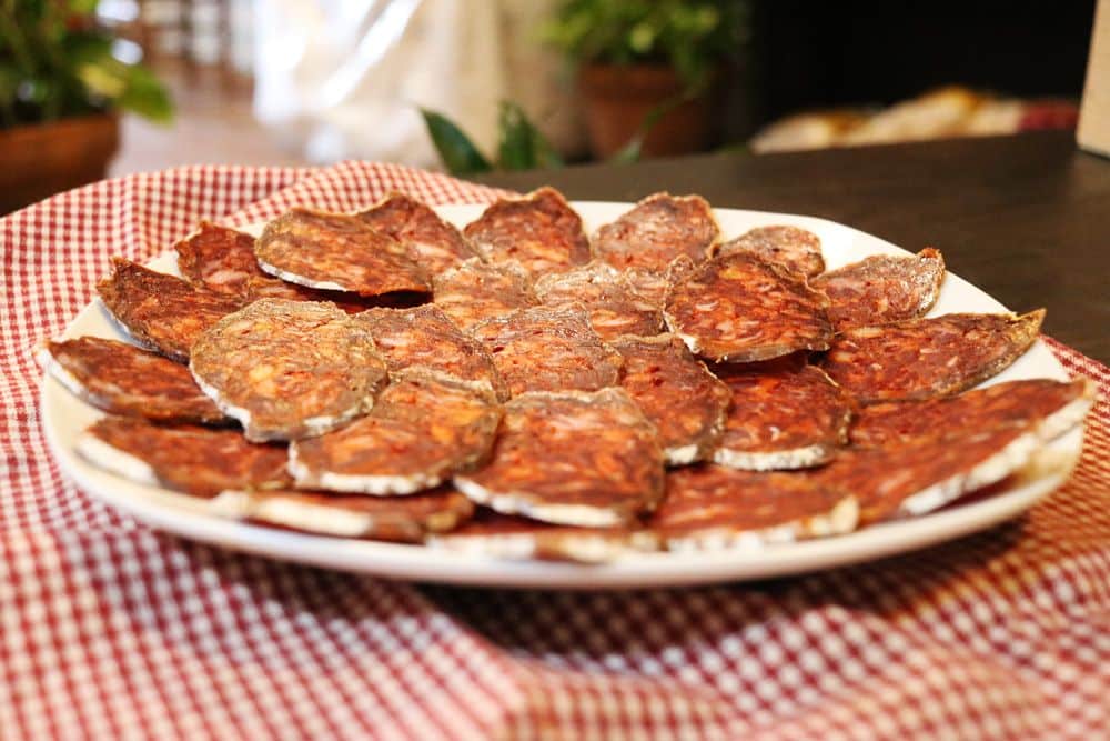 Plato de chorizo de bellota loncheado.