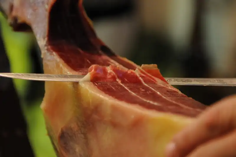 Cuchillo cortando paleta de bellota
