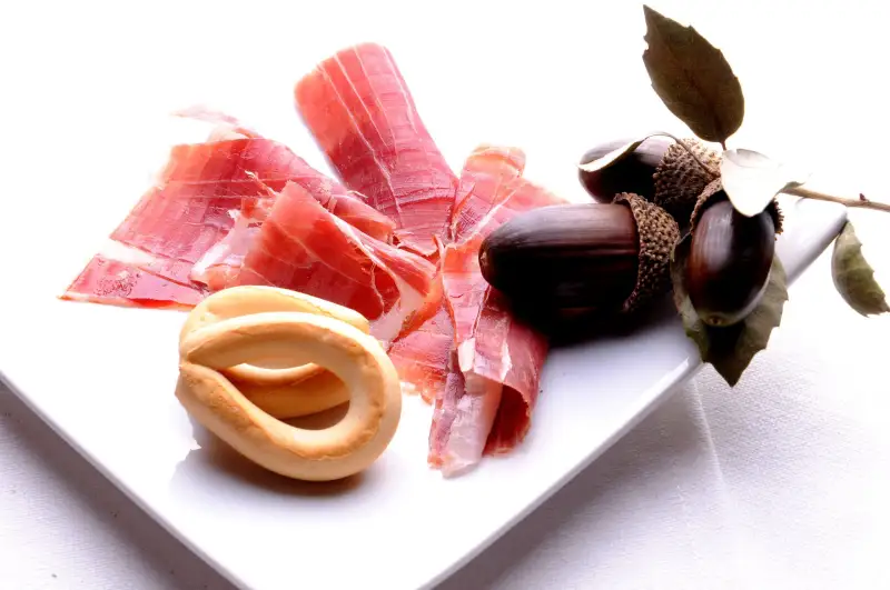 Plato de jamón de bellota con picos y bellotas.